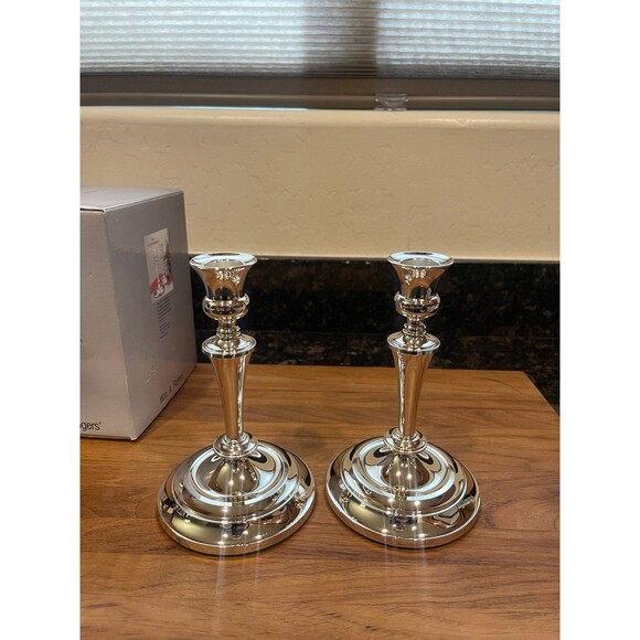Wm A Rogers: 2 Silver Plated Candle Holders - Picture 4 of 9